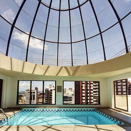 Radisson Hotel Curitiba Dış mekan fotoğraf The pool at the top of the building