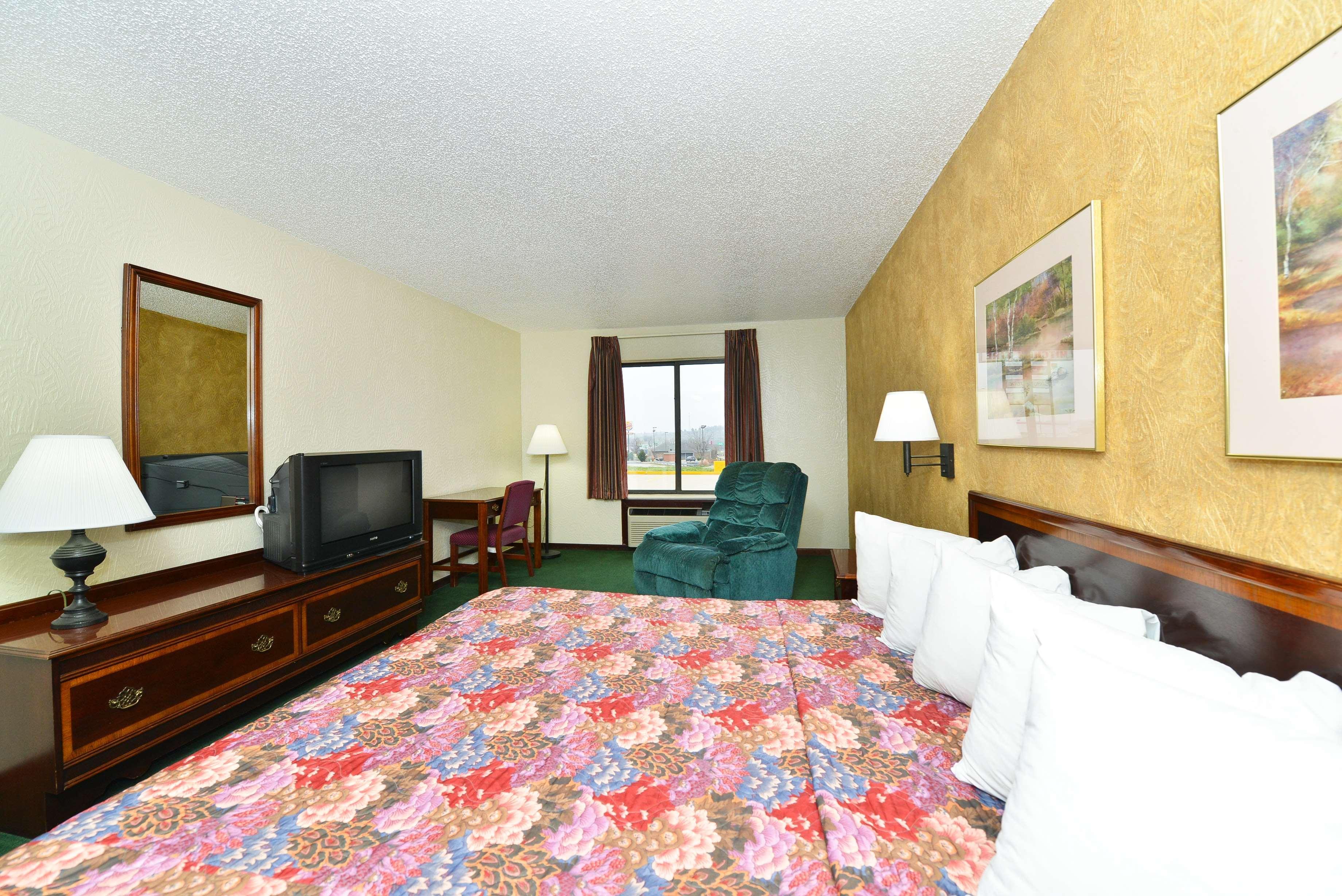 Radisson Hotel Curitiba Dış mekan fotoğraf A typical Super 8 room
