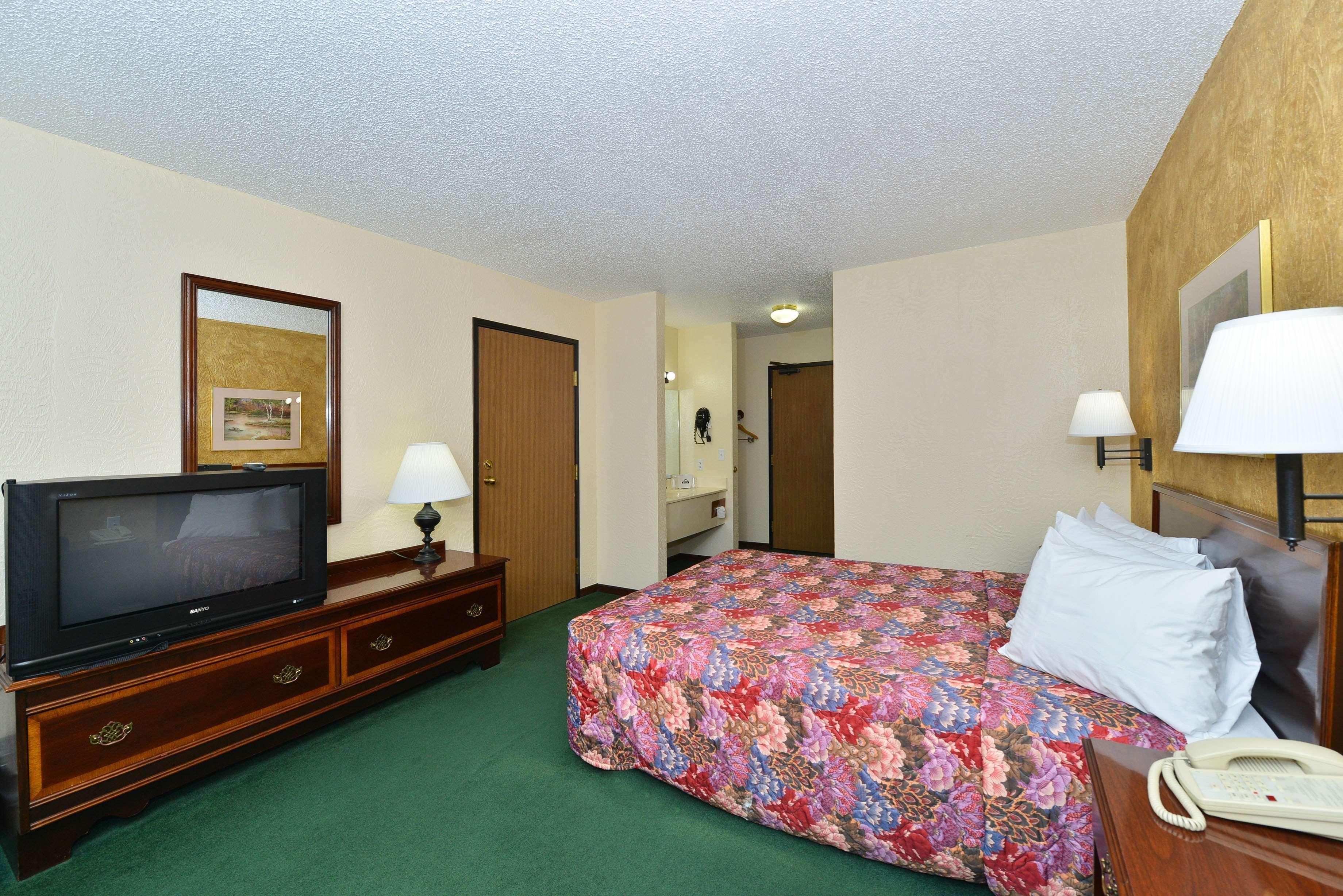 Radisson Hotel Curitiba Dış mekan fotoğraf A typical Super 8 room