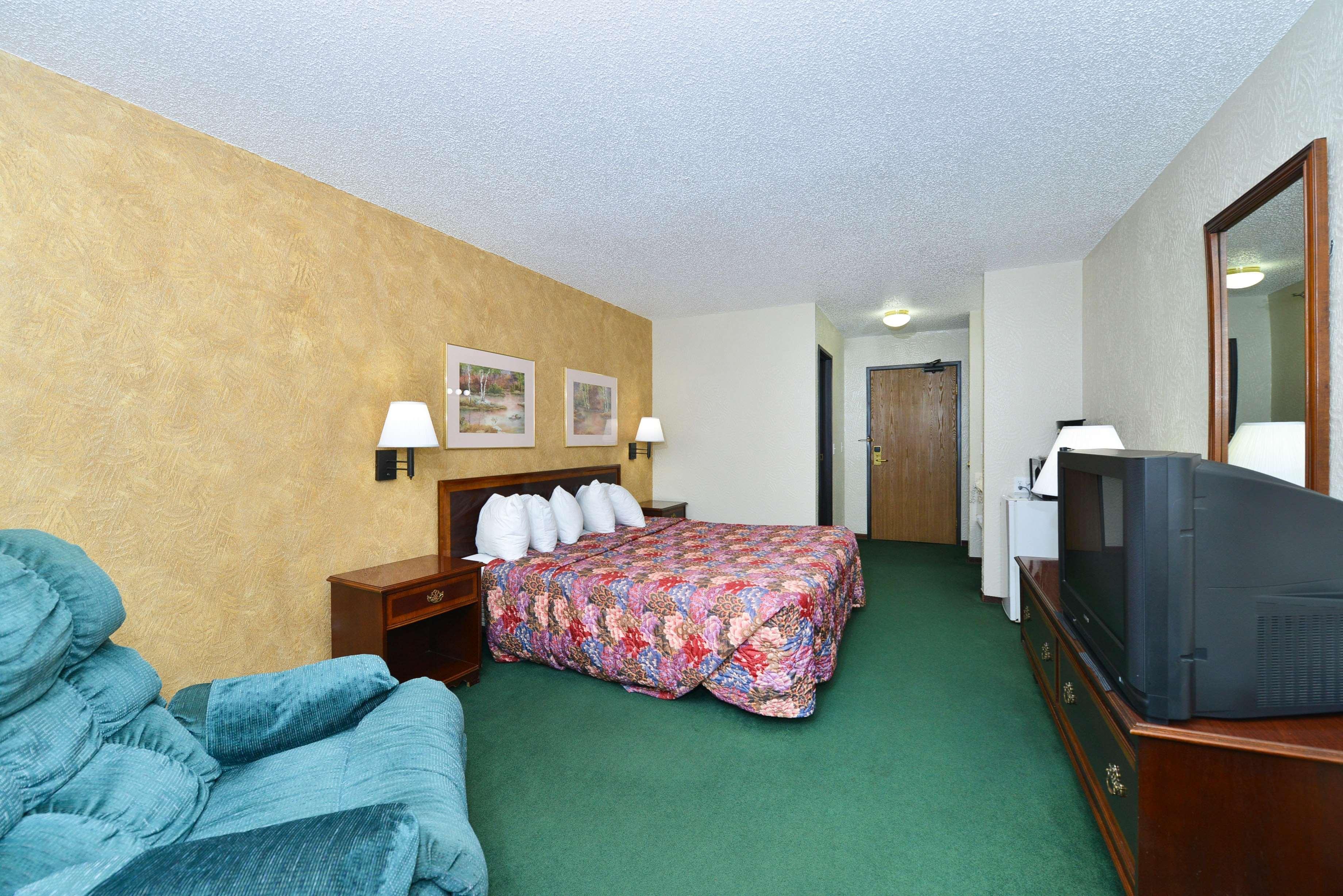 Radisson Hotel Curitiba Dış mekan fotoğraf A typical room at the Quality Inn in Manchester, New Hampshire