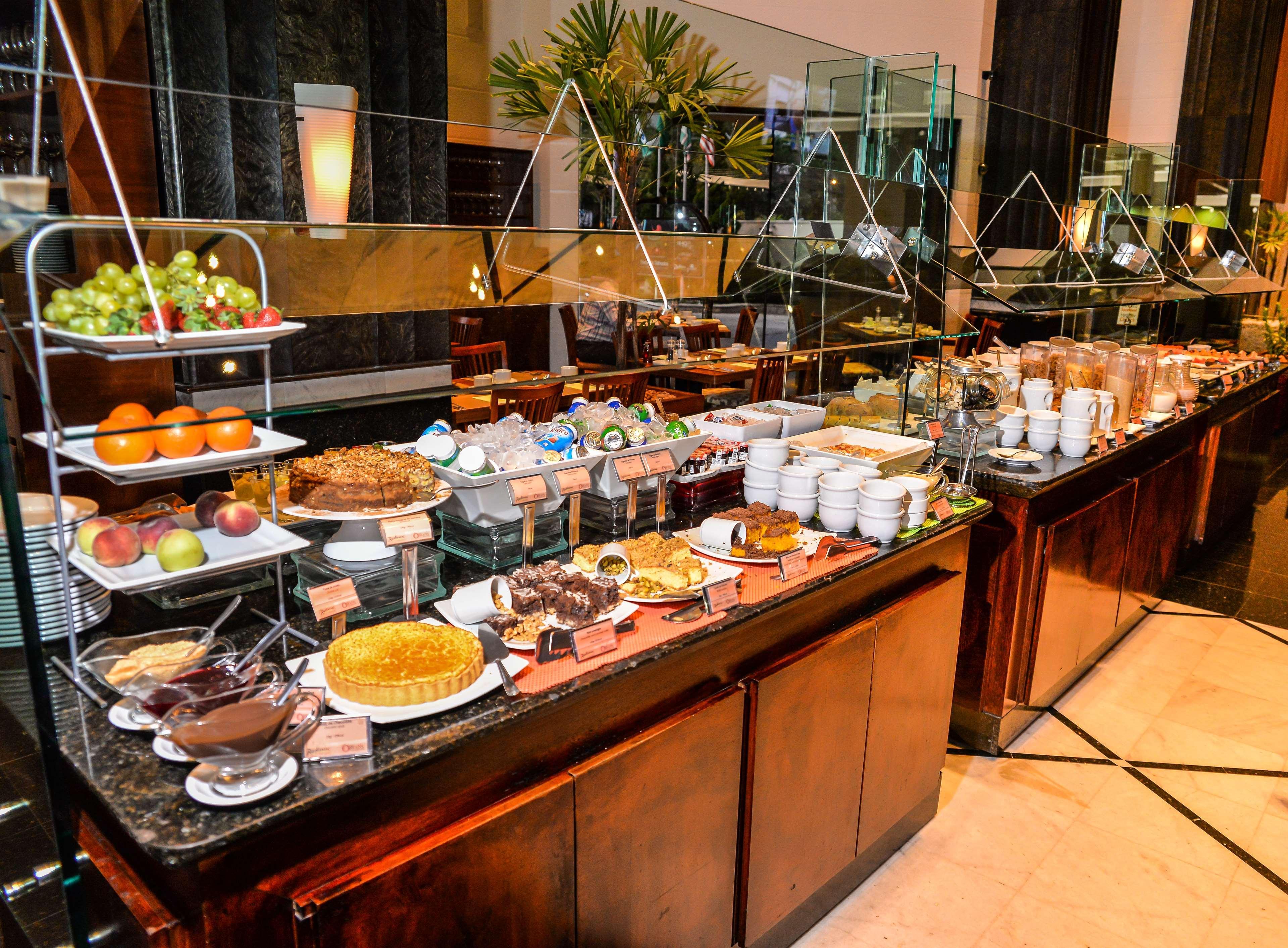 Radisson Hotel Curitiba Dış mekan fotoğraf A dessert buffet