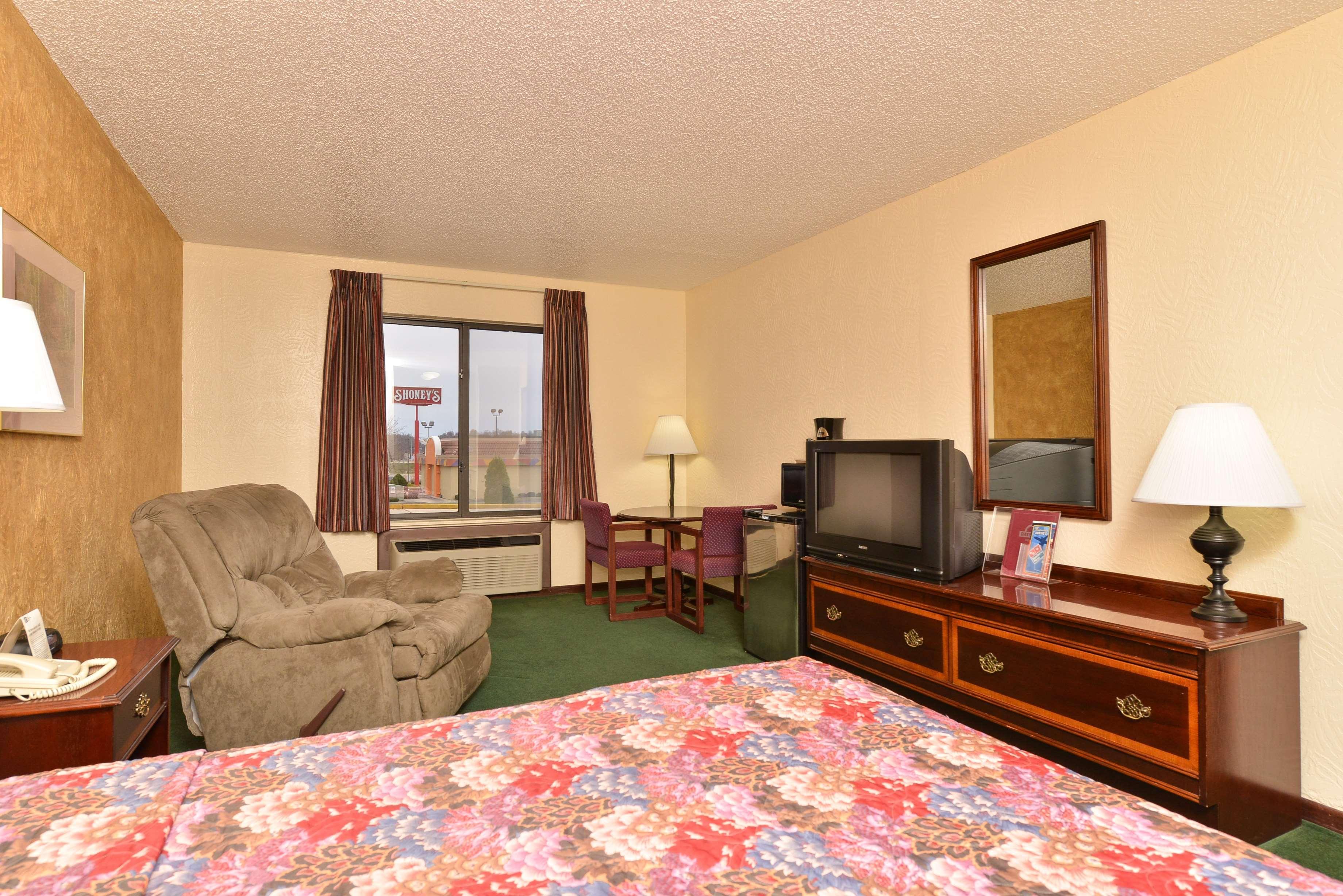 Radisson Hotel Curitiba Dış mekan fotoğraf A typical Super 8 room