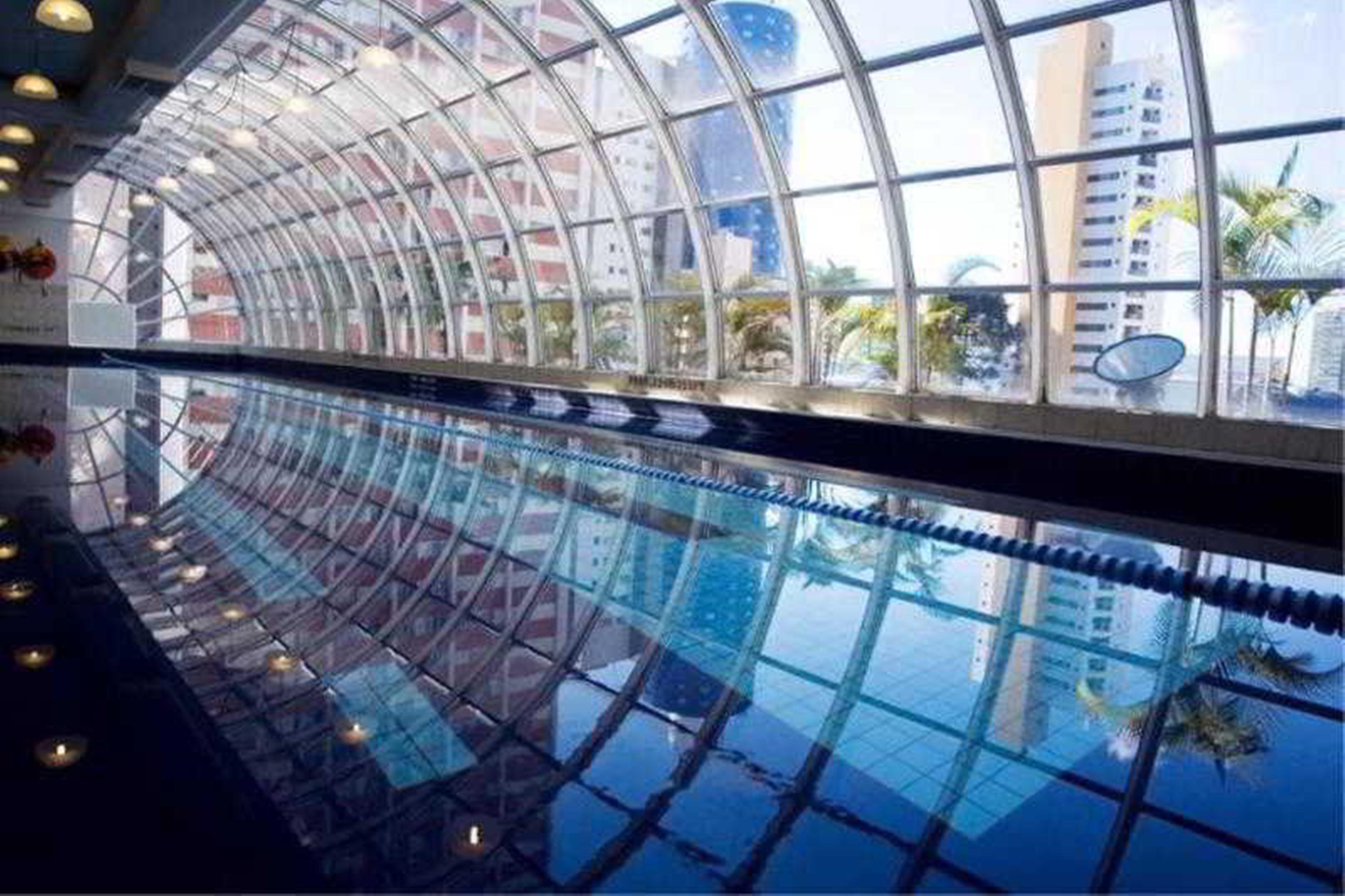 Radisson Hotel Curitiba Dış mekan fotoğraf The glass ceiling of the lobby
