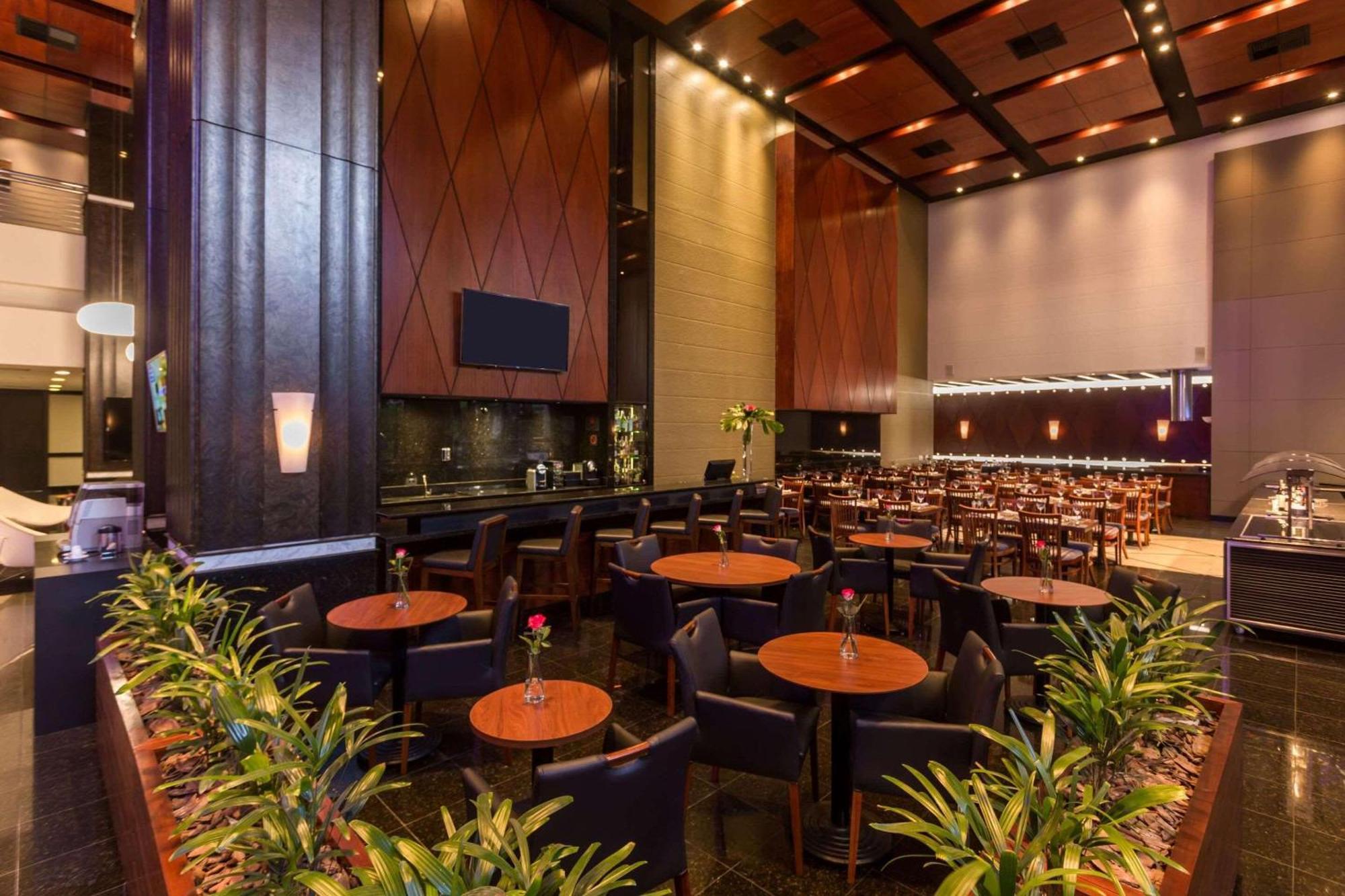 Radisson Hotel Curitiba Dış mekan fotoğraf The interior of the lounge