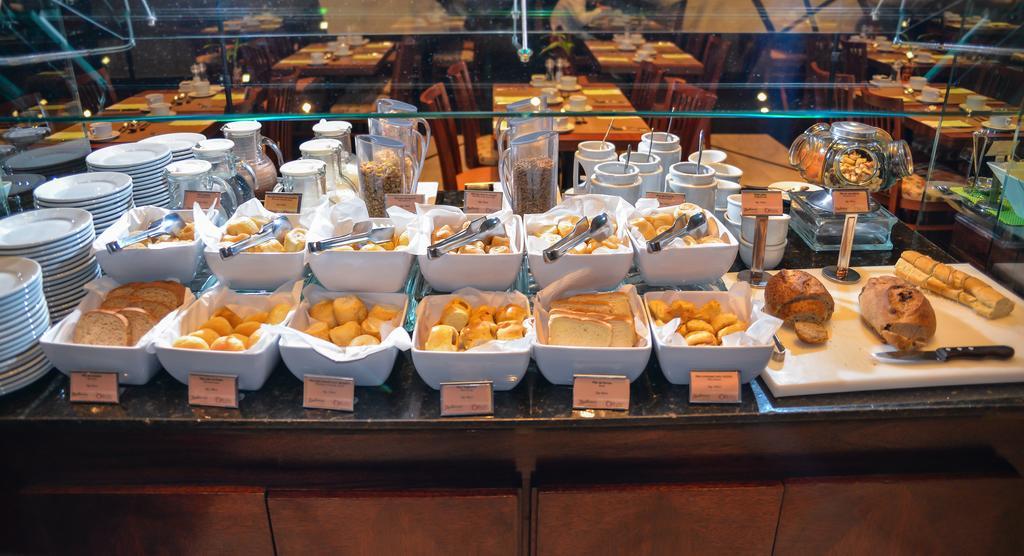 Radisson Hotel Curitiba Dış mekan fotoğraf A buffet at a hotel